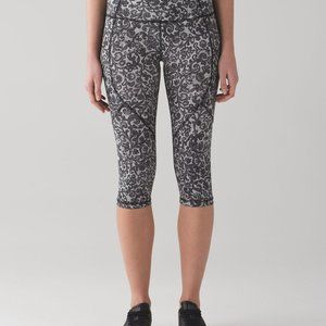 Lululemon Outrun 17" Crop Mini Cinder Lace White Black / Black Size 6 NWOT